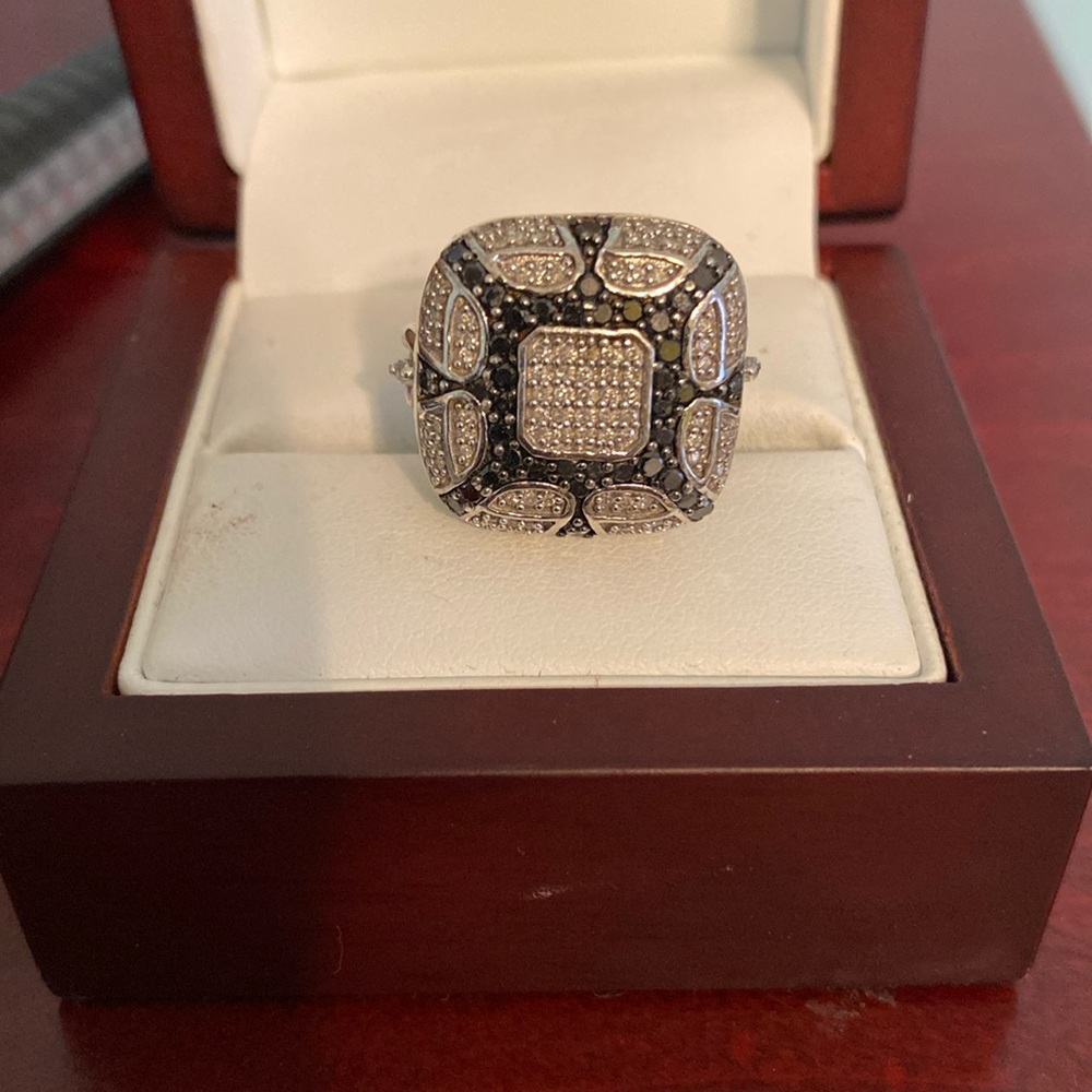 Blac and white diamond ring